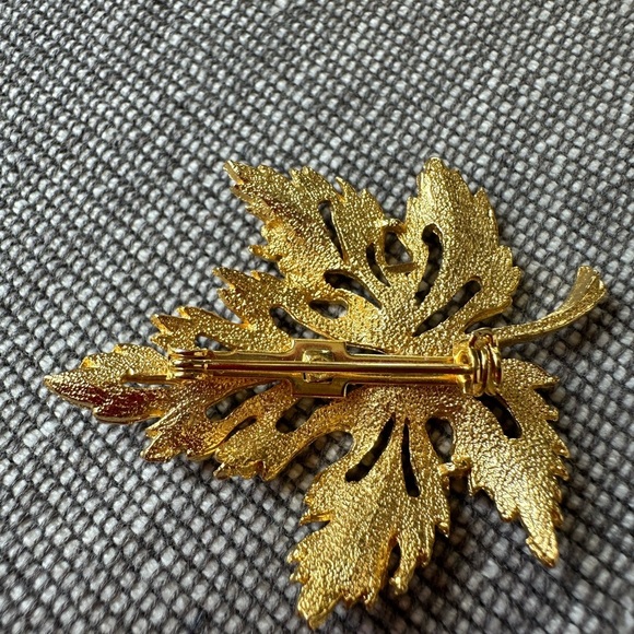 Vintage Gold Leaf Brooch - Picture 11 of 15